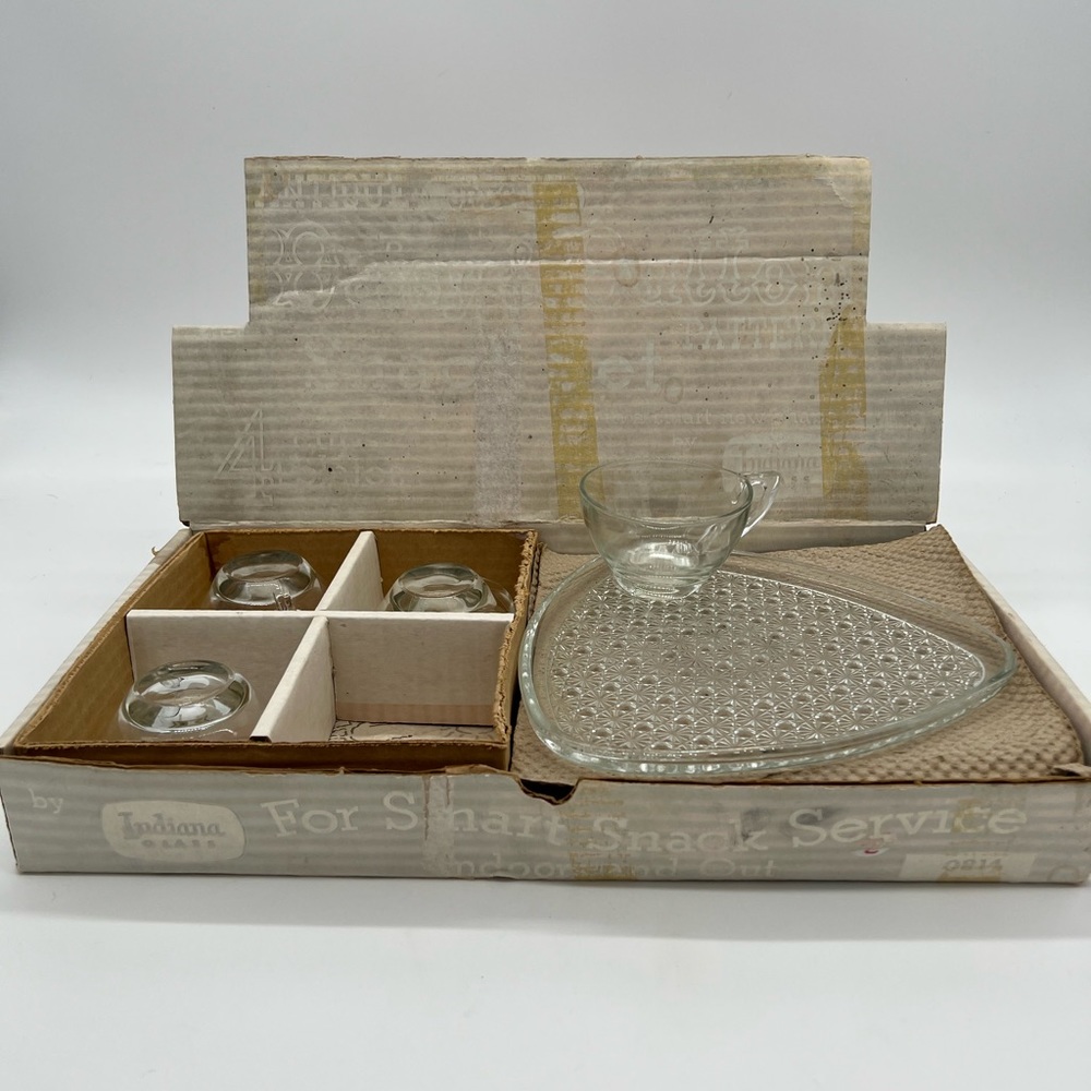 Indiana glass daisy and button snack set